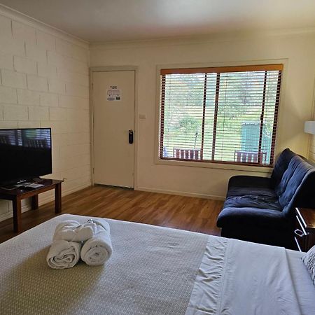 Motel The Bushranger Hideaway à Midginbil Extérieur photo